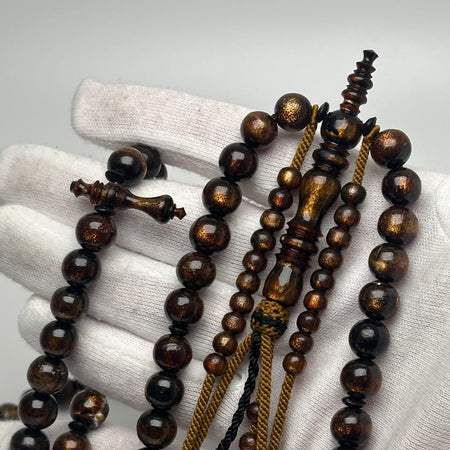 Tasbih Tijani en Yusr Khor – Corail noir reflets dorés, Ficelle brune | Kourouss Artisanal