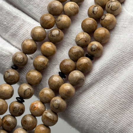 Tasbih Tijani en Yusr – Corail blanc, Ficelle brune | Kourous Artisanal