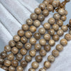 Perles de près – Tasbih misbah kourouss chapelet soufi subha tesbih yousrou khor marjane marjan mardiane tijani tidiane chadhili karkariya – Yusr Khor corail blanc, ficelle brune