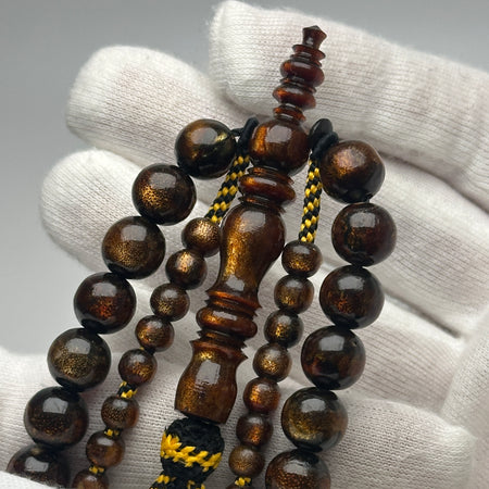 Tasbih Tijani en Yusr Khor 10mm – Corail noir reflets dorés, Ficelle jaune et noire | Kourous Artisanal