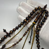 Tasbih Tijani en Yusr Khor 10mm – Corail noir reflets dorés, Ficelle jaune et noire | Kourous Artisanal