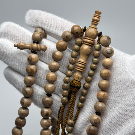 Tasbih Tijani en Yusr – Corail blanc, Ficelle brune | Kourous Artisanal