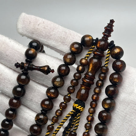 Tasbih Tijani en Yusr Khor 10mm – Corail noir reflets dorés, Ficelle jaune et noire | Kourous Artisanal