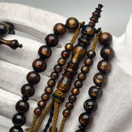Tasbih Tijani en Yusr Khor – Corail noir reflets dorés, Ficelle brune | Kourouss Artisanal
