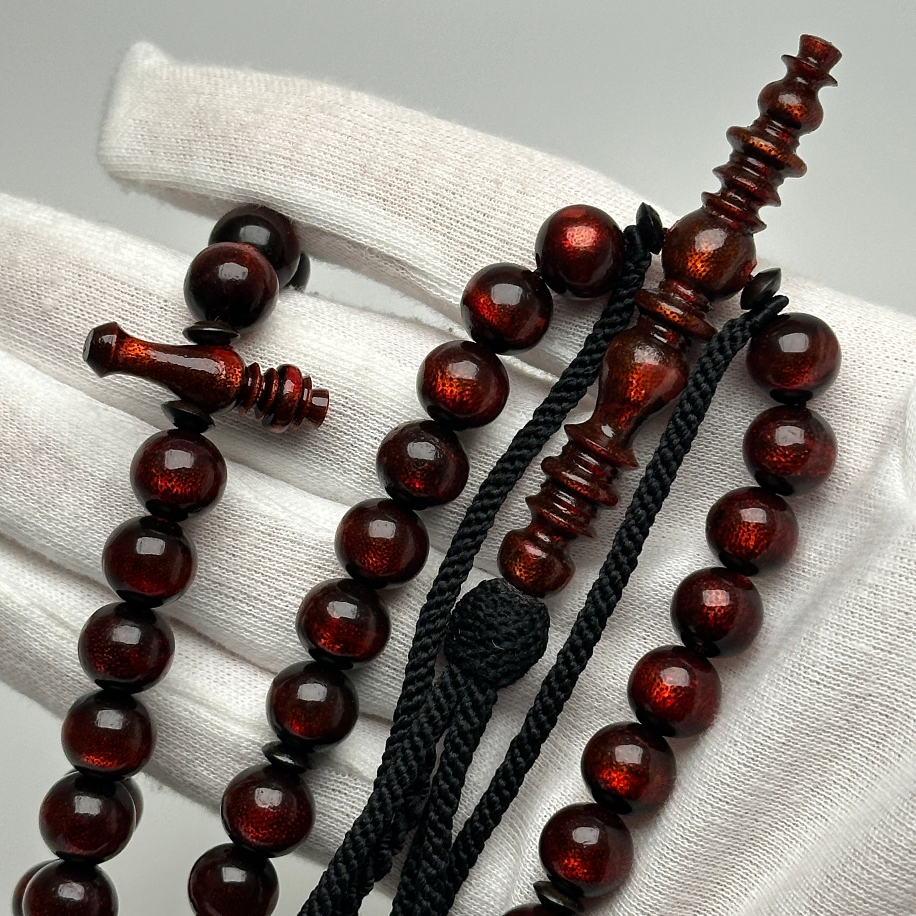 Tasbih Tijani en Yusr Khor 10 mm – Corail Rouge, Ficelle Noire | Kourous Artisanal