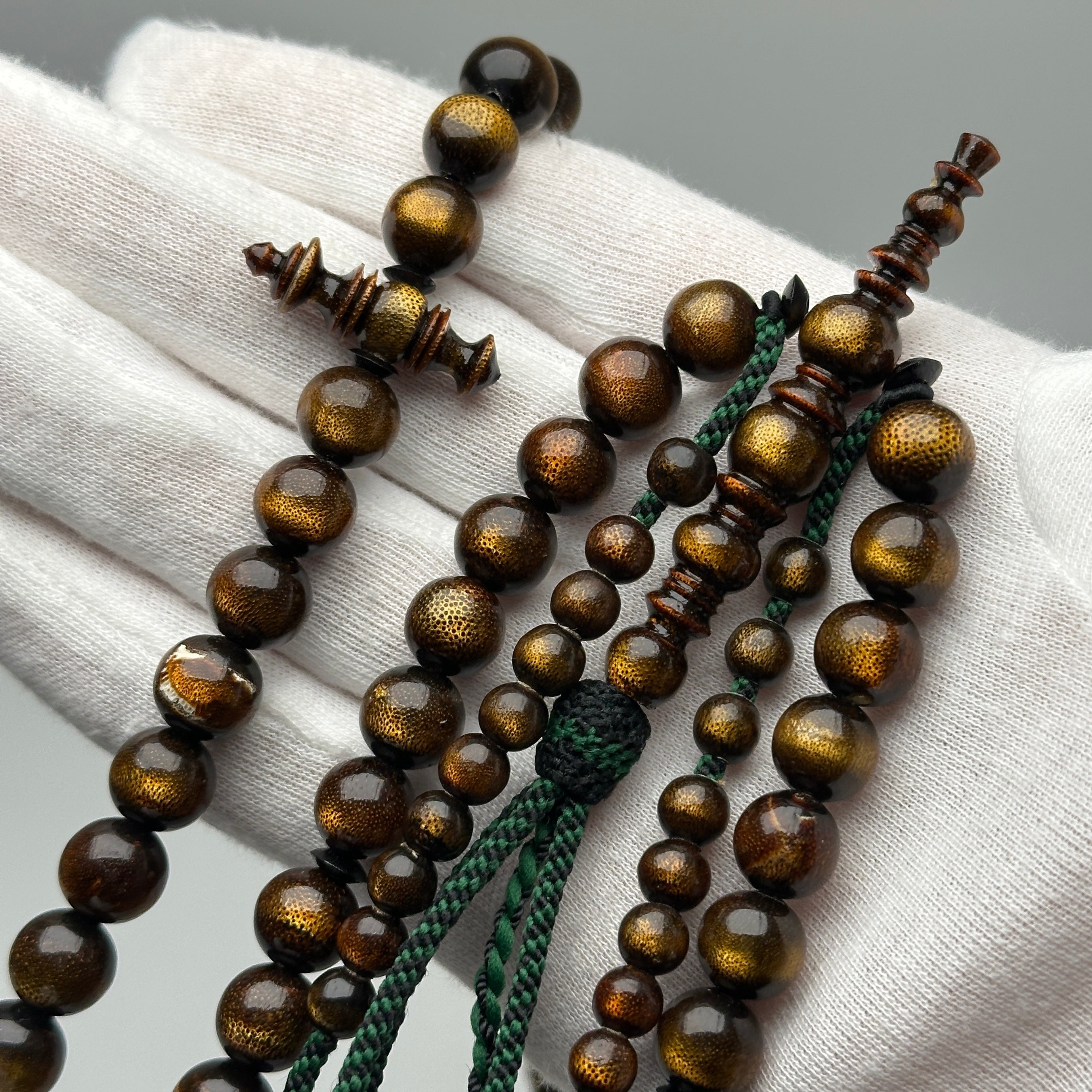 Tasbih Tijani en Yusr Khor 10 mm – Corail Doré, Ficelle verte | Kourous Artisanal