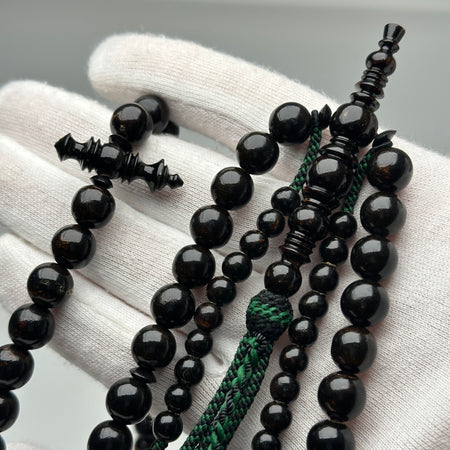 Tasbih Tijani en Yusr Khor 10 mm – Corail Noir, Ficelle Noire et verte | Kourous Artisanal