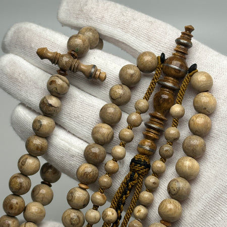 Tasbih Tijani en Yusr 8mm – Corail blanc, Ficelle brune | Kourous Artisanal