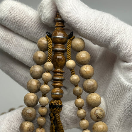 Tasbih Tijani en Yusr 8mm – Corail blanc, Ficelle brune | Kourous Artisanal