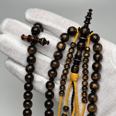 Chapelet Tijani Yusr noir avec reflets dorés et ficelle jaune - vue d'ensemble, 100 perles