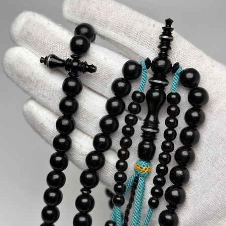 Chapelet Tijani Yusr noir et ficelle turquoise - vue d'ensemble, 100 perles polies à la main