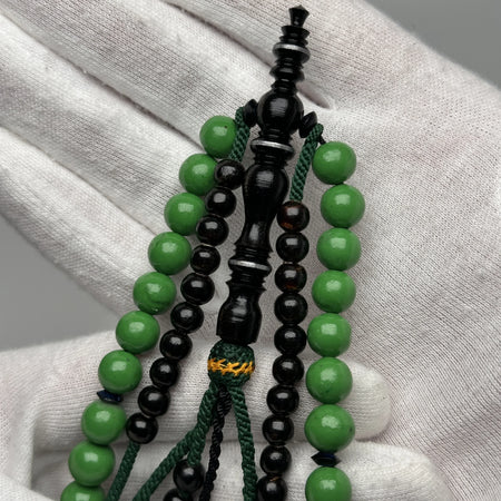 Détail des perles Marjane vert teinté avec ficelle verte, chapelet Tijani authentique