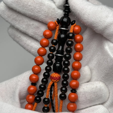 Détail des perles Marjane orange teinté avec ficelle orange, chapelet Tijani fait main