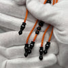 Détail des perles et ficelle orange, chapelet Marjane orange Yusr noir bicolore