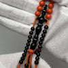 Pendentif Yusr noir avec perles Marjane orange, architecture Tijani 100 perles