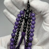 Détail des perles de corail Marjane violet teinté avec ficelle violette, chapelet Tijani