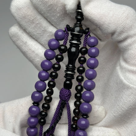 Détail des perles de corail Marjane violet teinté avec ficelle violette, chapelet Tijani