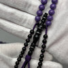 Vue rapprochée des perles polies main de Marjane violet, corail authentique d'Indonésie