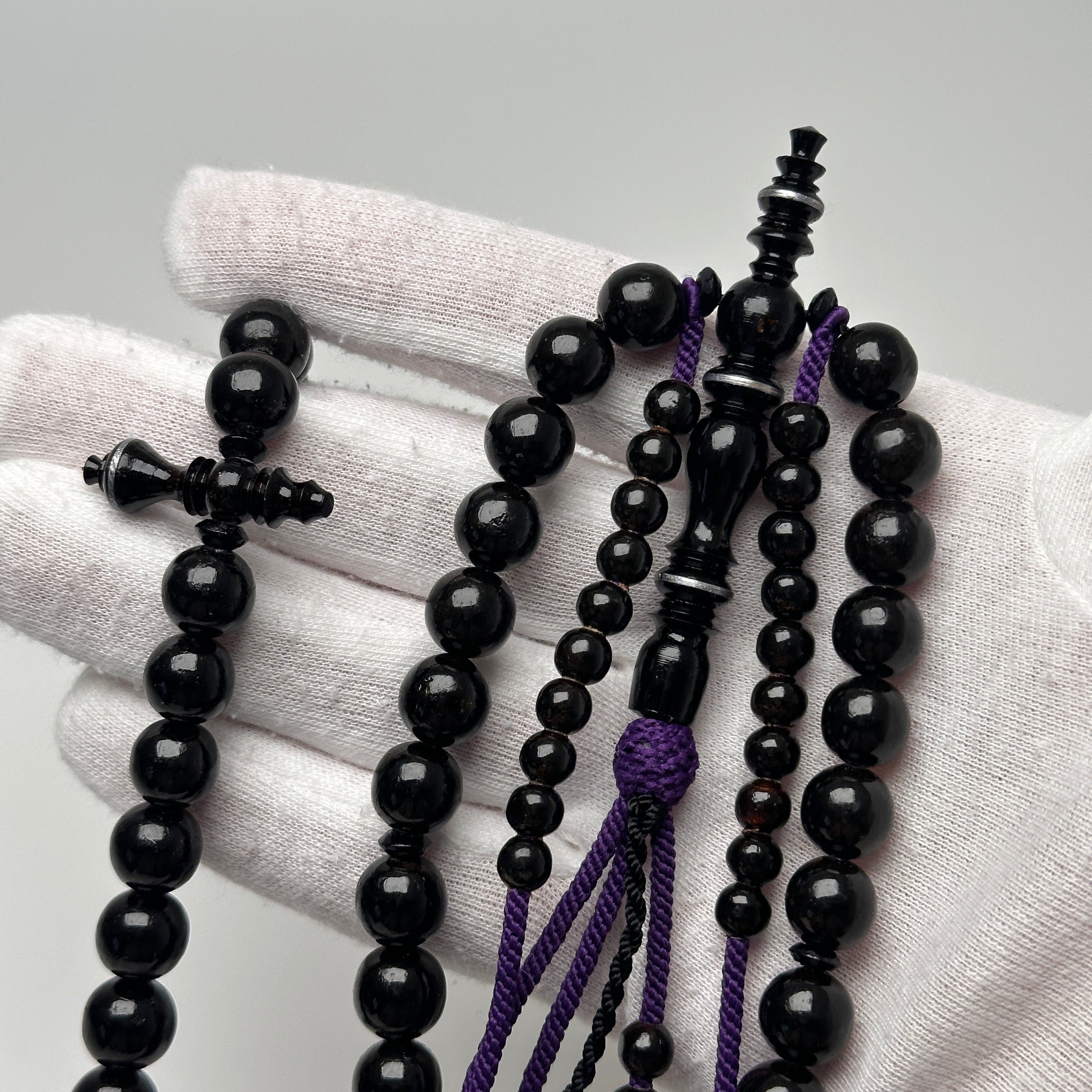 Tasbih-misbah-kourouss-chapelet-yusr-noir-yousrou-ficelle-violet 