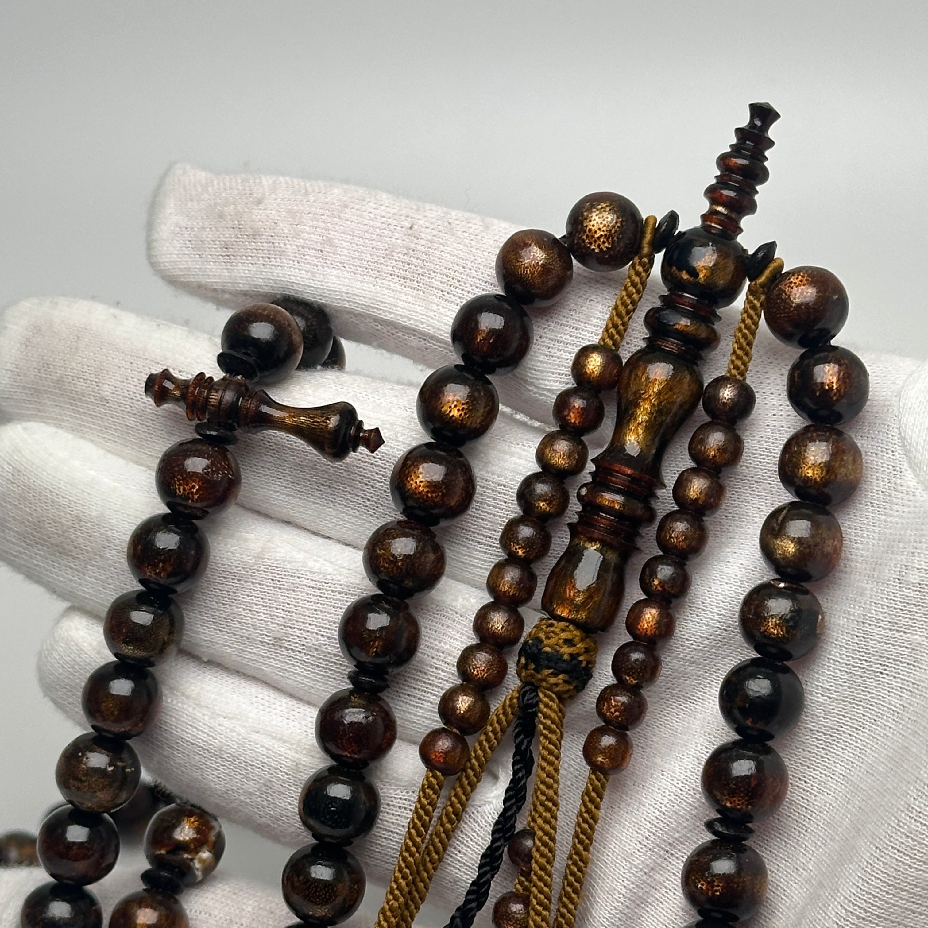 Tasbih tijani en Yusr – chapelet Tijani corail doré ficelle marron – Kourouss Yusr khor or tidiane