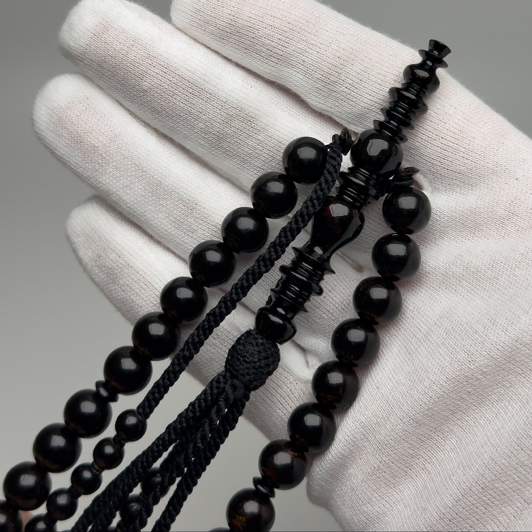 Tasbih Tijani en Yusr Khor 10 mm – Corail Noir, Ficelle Noire | Kourous Artisanal