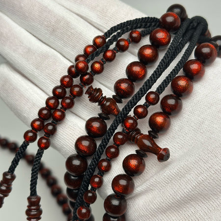 Tasbih Tijani en Yusr Khor 10 mm – Corail Rouge, Ficelle Noire | Kourous Artisanal