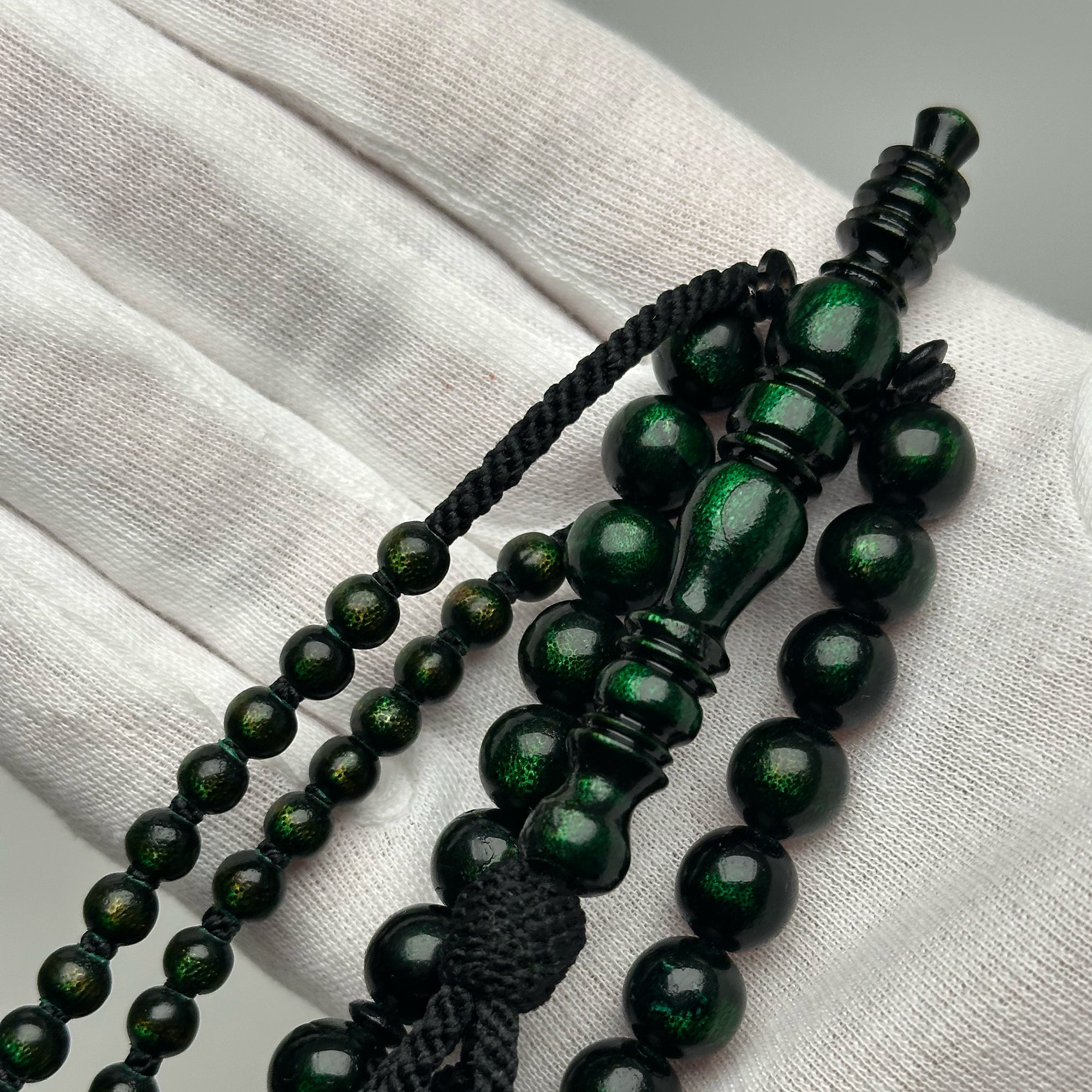 Tasbih Tijani en Yusr Khor 10 mm – Corail Vert, Ficelle Noire | Kourous Artisanal